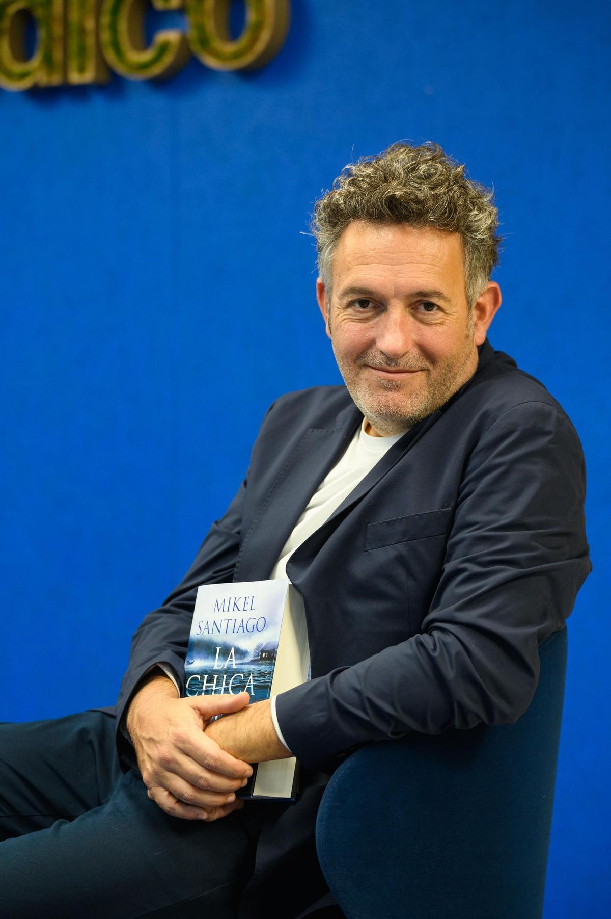 El escritor vizcaíno Mikel Santiago en EL PERIÓDICO DE ARAGÓN.