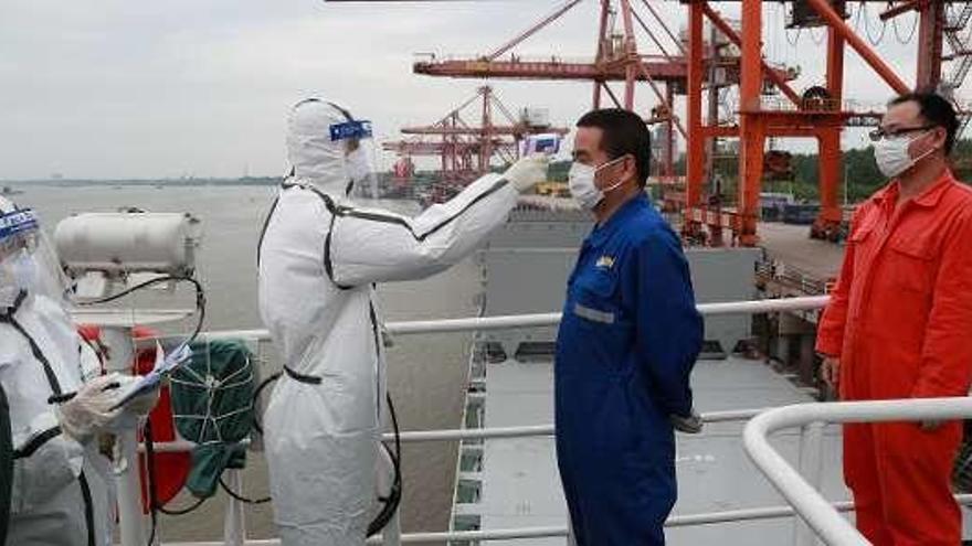 Un control en el puerto de Wuhan.