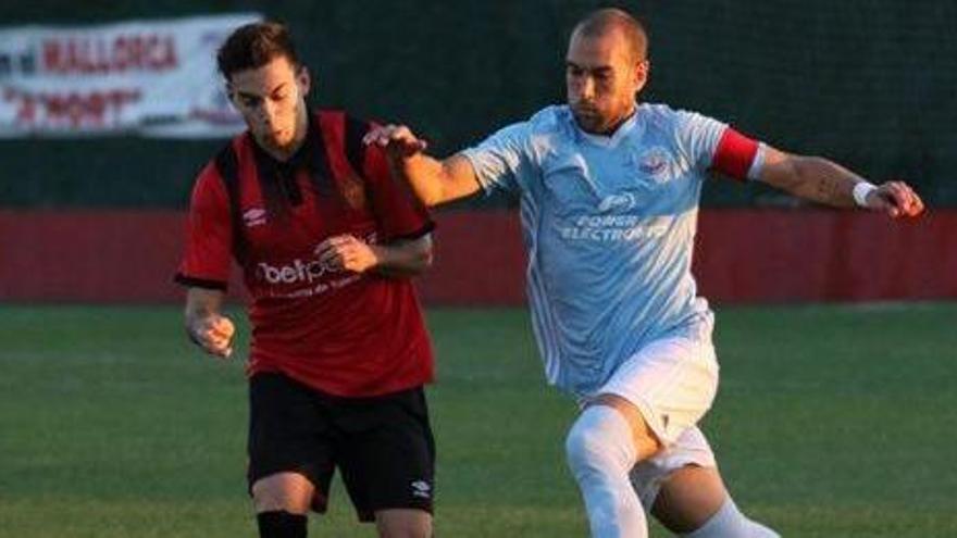 El lateral Verdú disputa un balón durante el partido de ayer.