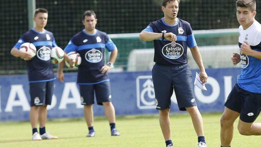 Manuel Mosquera dirige un entrenamiento del Fabril esta temporada.