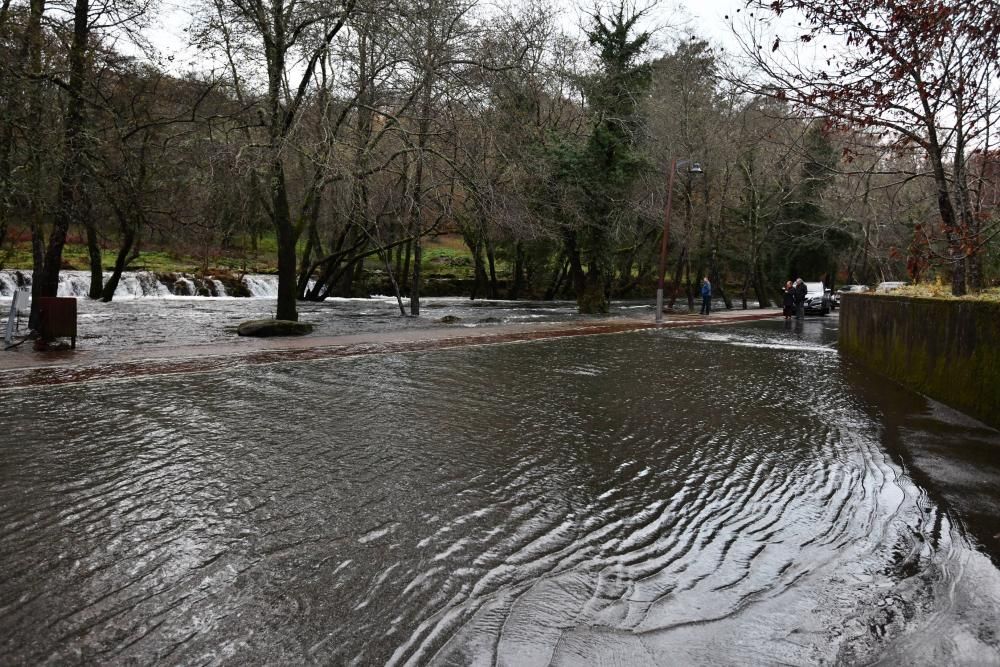El tiempo en Galicia | El río Verdugo se desborda en A Calzada, en Ponte Caldelas