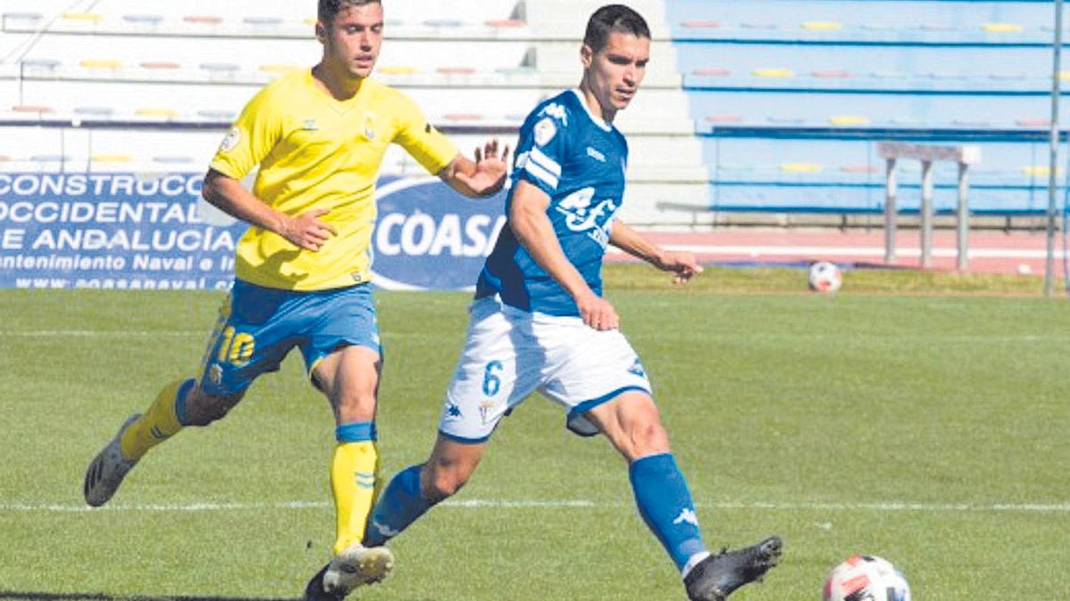 El amarillo Pau Miguélez presiona a Raúl Palma, del San Fernando, durante el choque en Cádiz.