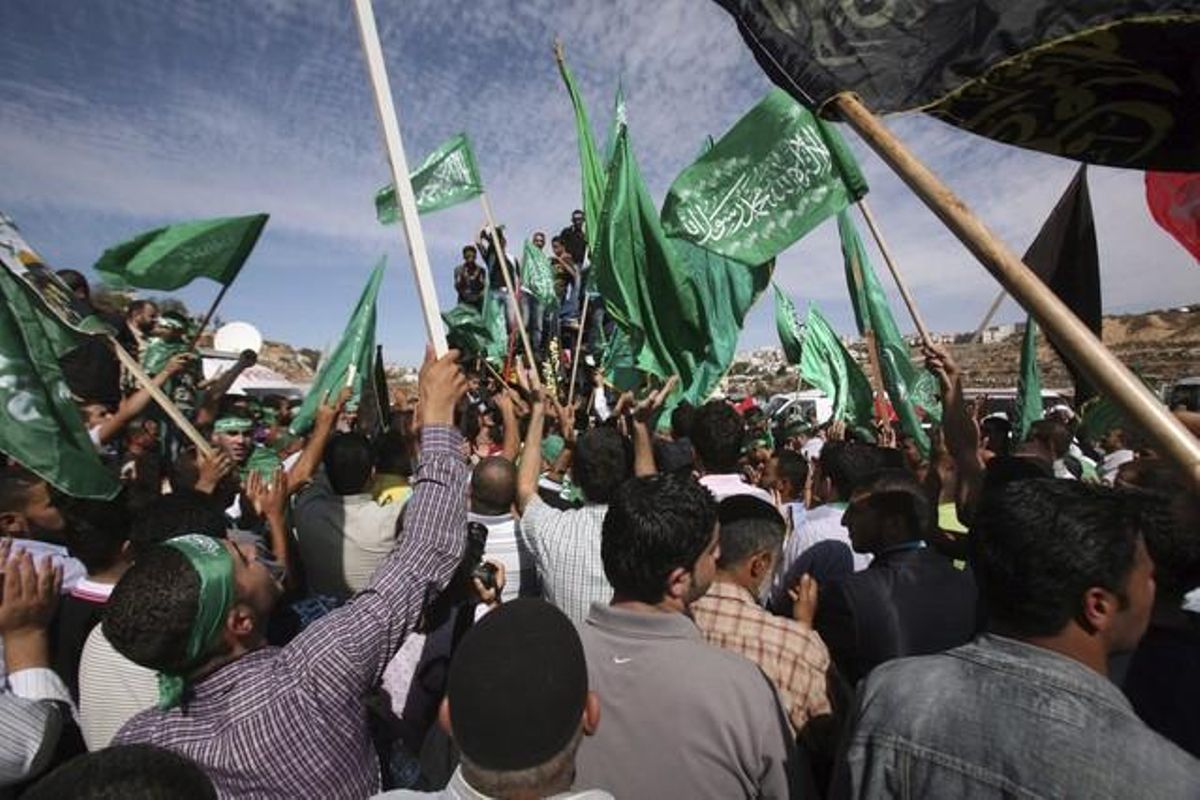 Palestins celebren l’alliberament de presoners que eren en una presó israeliana a Ofer, a prop del poble de Bitwania, Cisjordània.