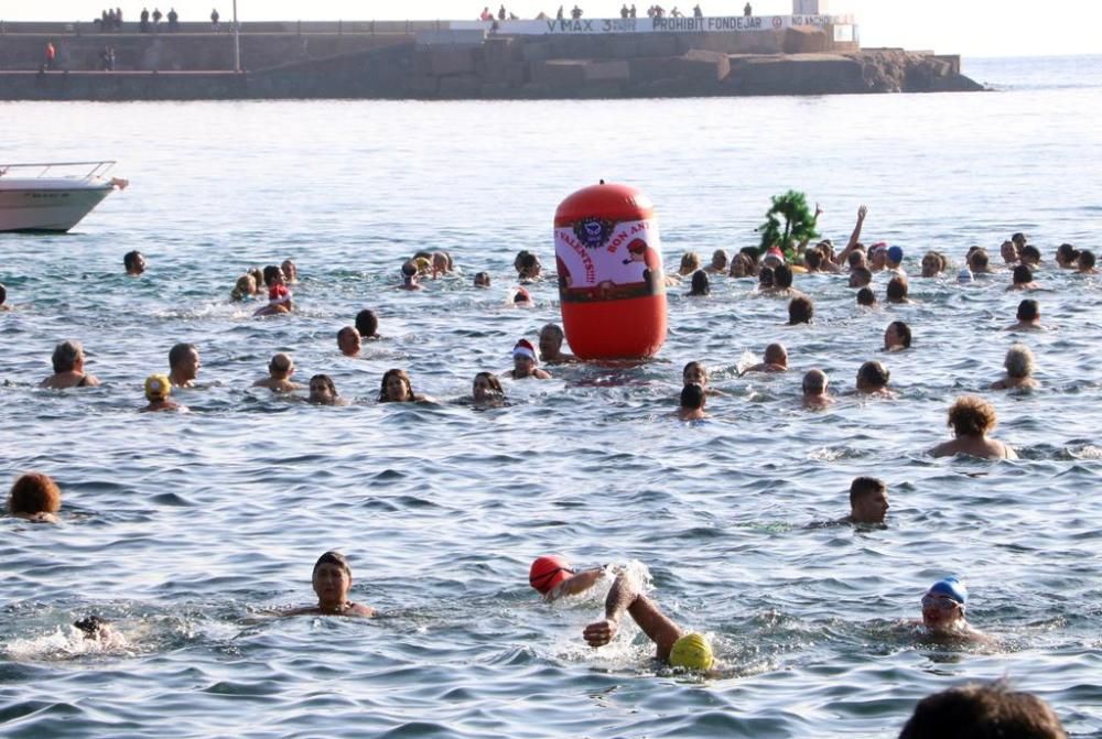 Primer bany de l'any de Sant Feliu de Guíxols