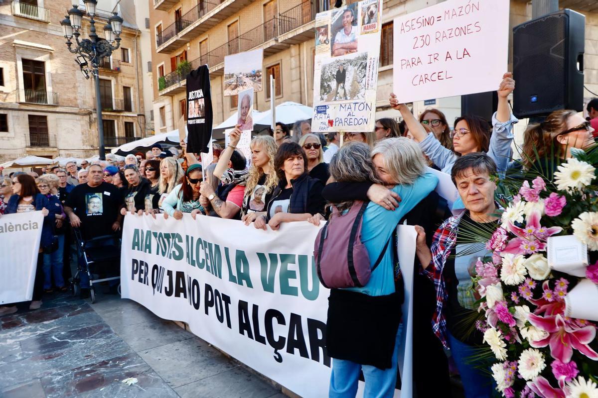 La concentración por la gestión de la dana de este 26 de abril, en imágenes