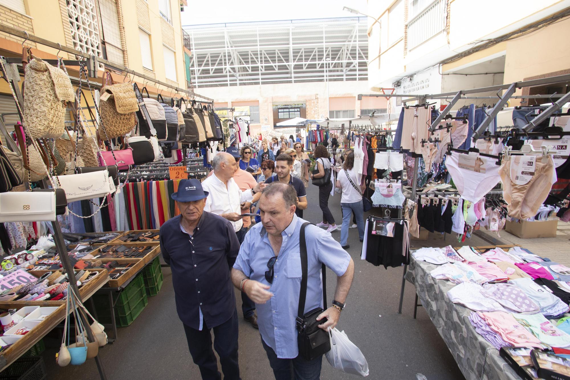 Los Partidos buscan el voto en el mercado de Alzira