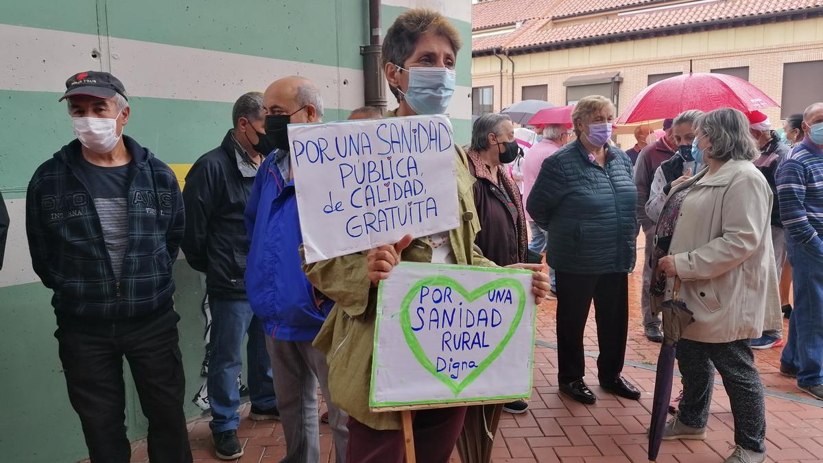 Una participante en la concentración muestra carteles en defensa de la sanidad pública