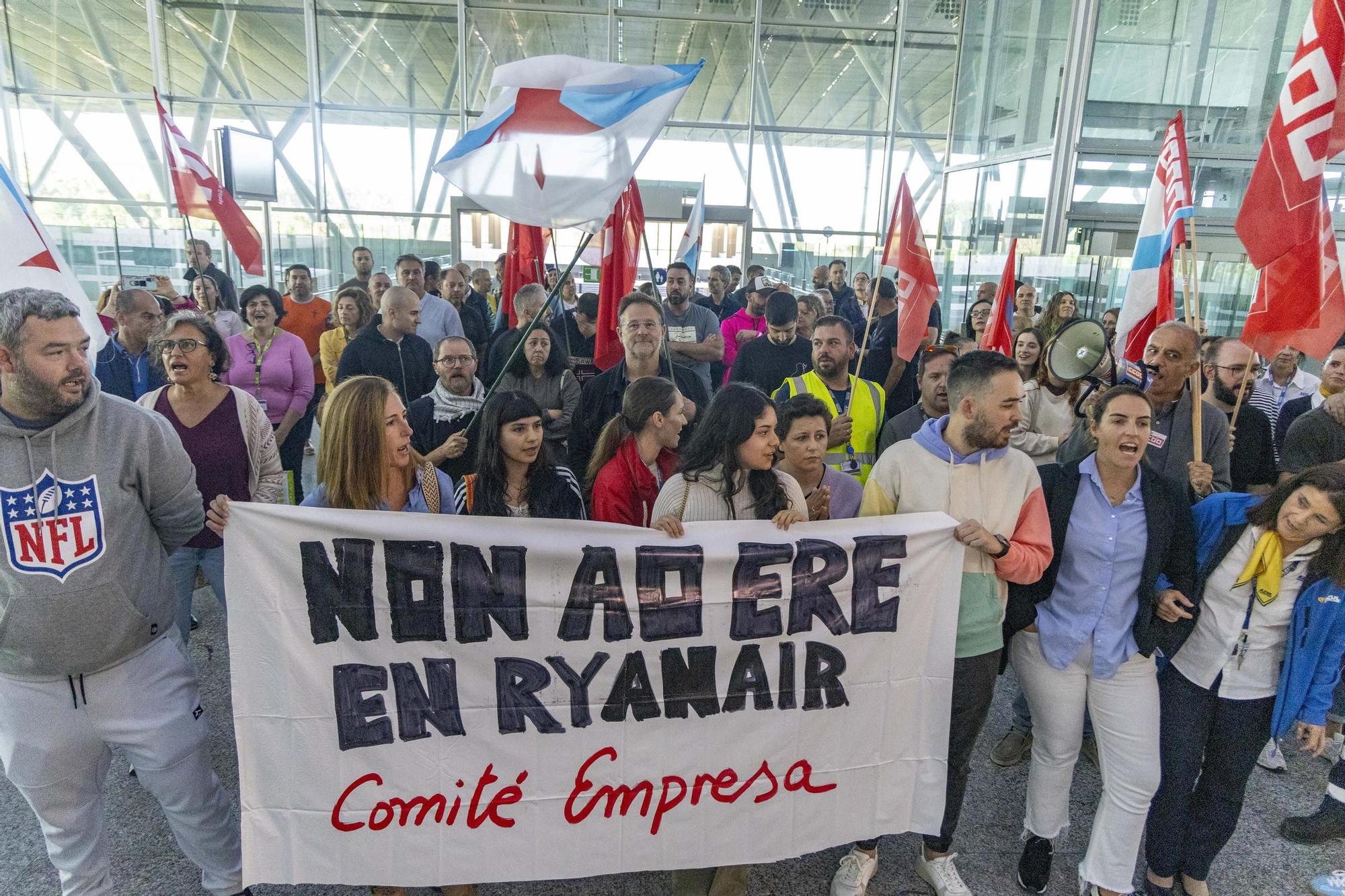 Lostrabajadores de Ryanair se concentran en Lavacolla protestando por el ERE al que se ven  abocados