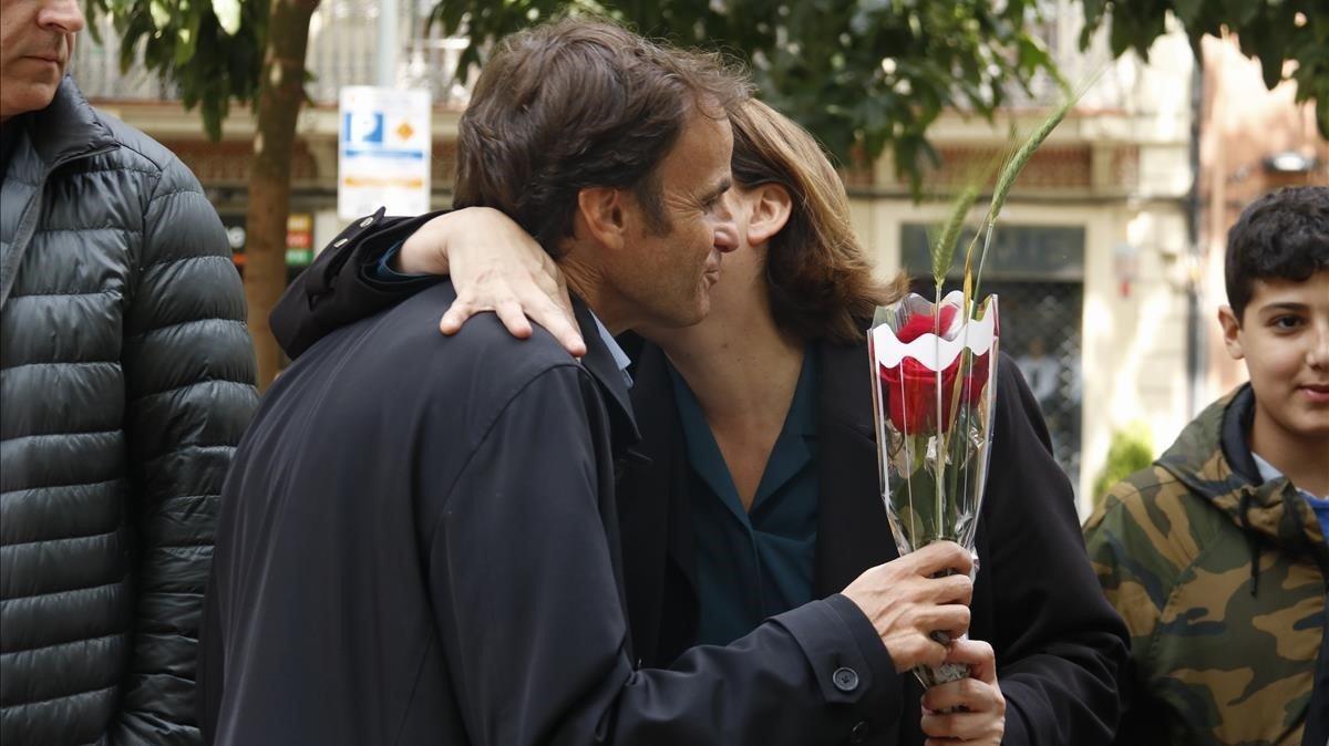 Jaume Asens le regala una rosa a su compañera de partido y alcaldesa de Barcelona, Ada Colau.