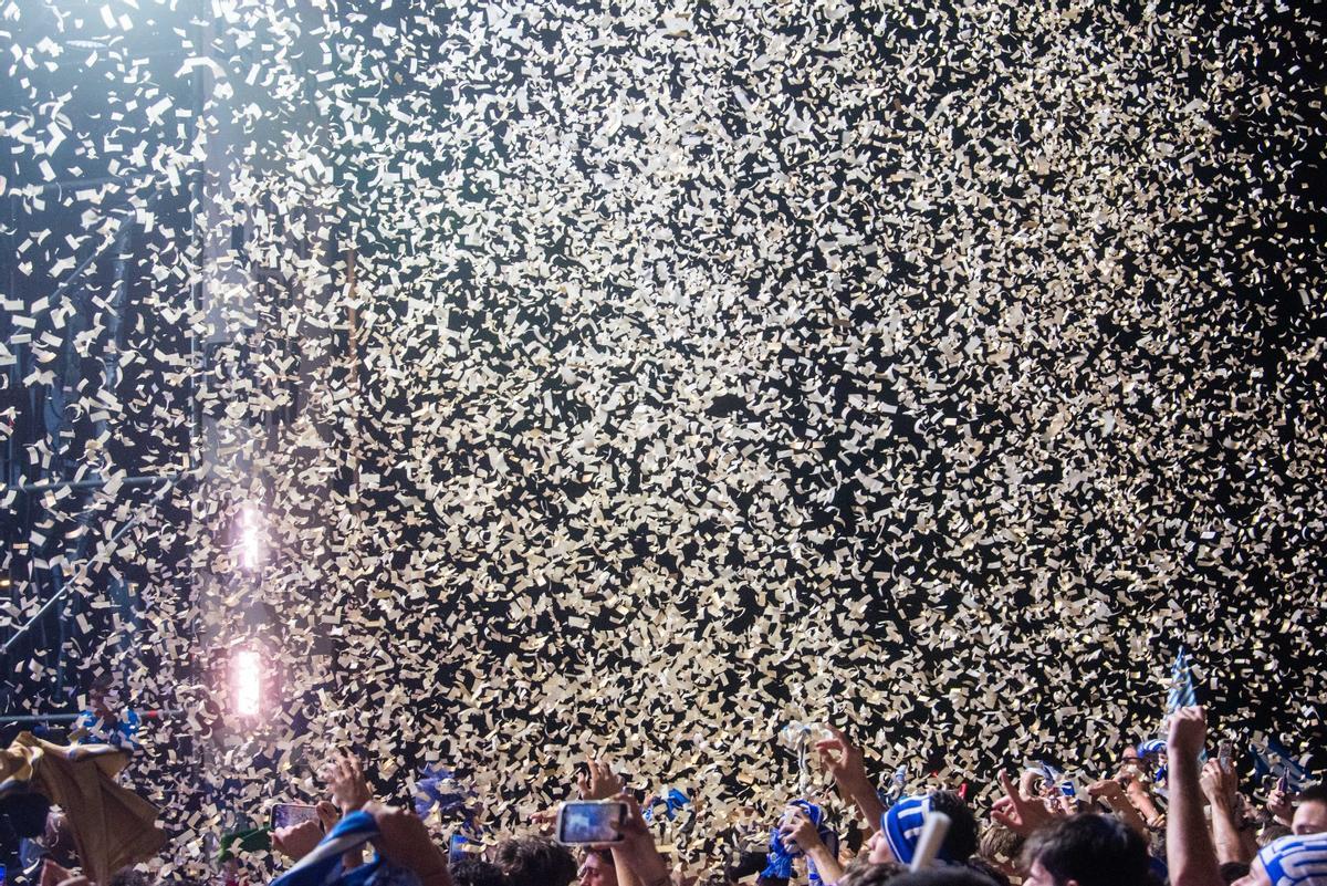 Así fue la llegada del Deportivo a Riazor: apoteosis en la explanada Así fue la llegada del Deportivo a Riazor: apoteosis en la explanada