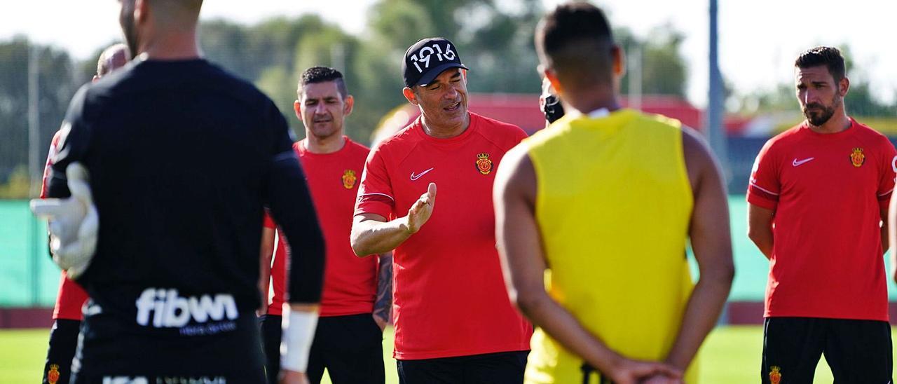 Charla del entrenador Luis García a los jugadores antes de iniciar el primer entreno de la temporada.  | RCDM