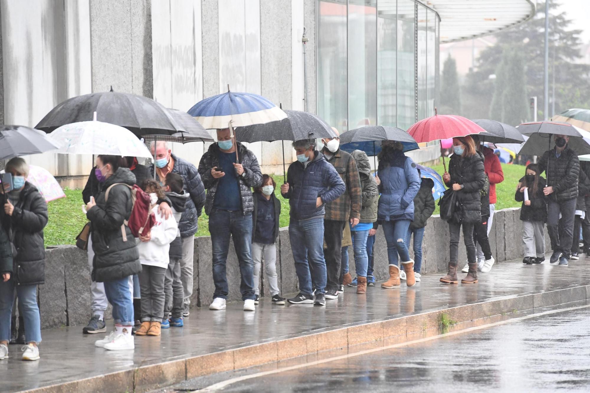 Colas para la vacunación contra el COVID en Expocoruña