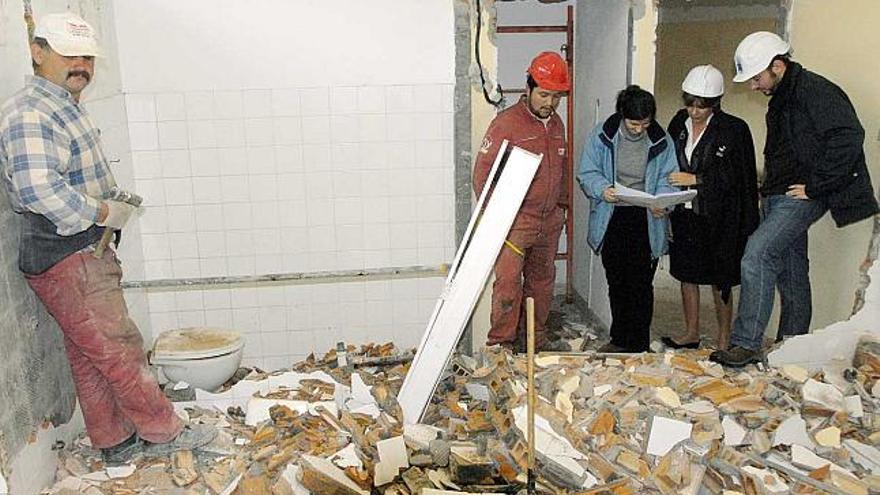 A alcaldesa e o concelleiro de Xuventude visitaron onte o edificio coa directora de obras