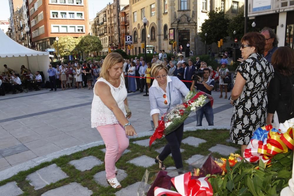 Ofrenda floral a Jovellanos en Gijón