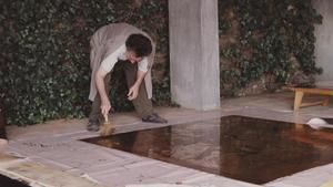 Antoni Tàpies preparando una plancha en Campins, en 1990.