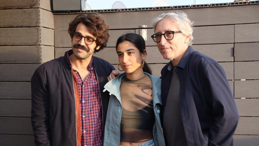 El director de la pel·lícula 'Saben aquell', David Trueba, amb els protagonistes del llargmetratge, David Verdaguer i Carolina Yuste.
