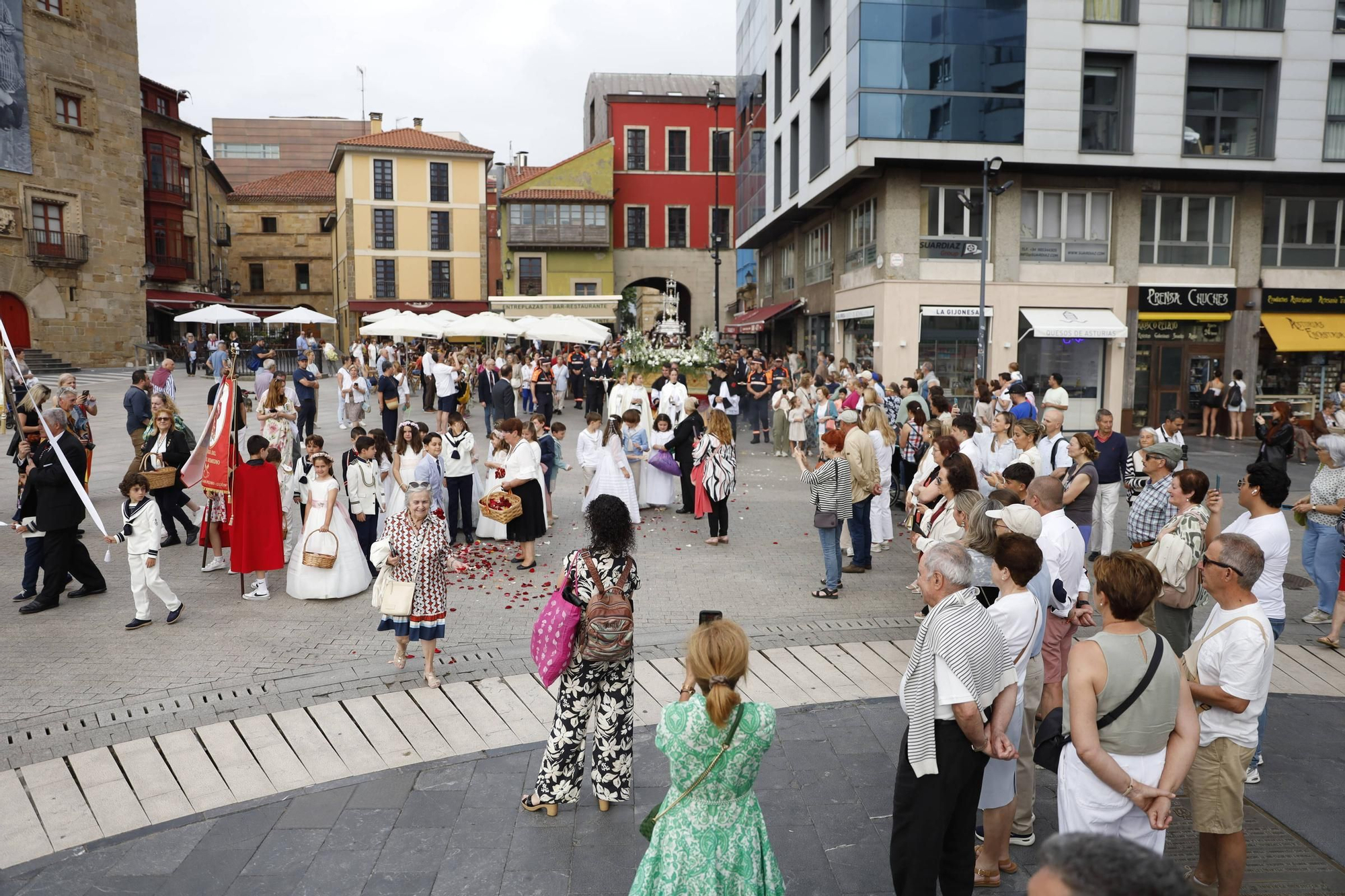 Pétalos, incienso, niños... así fue la procesión del Corpus Christi en Gijón (en imágenes)