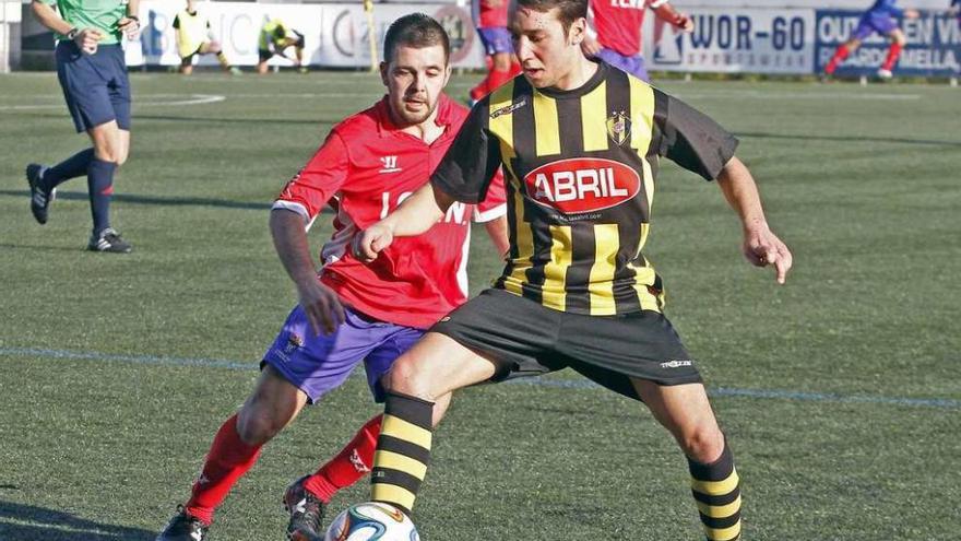 Un momento del partido disputado por Rápido y Choco la temporada pasada. // Marta G. Brea