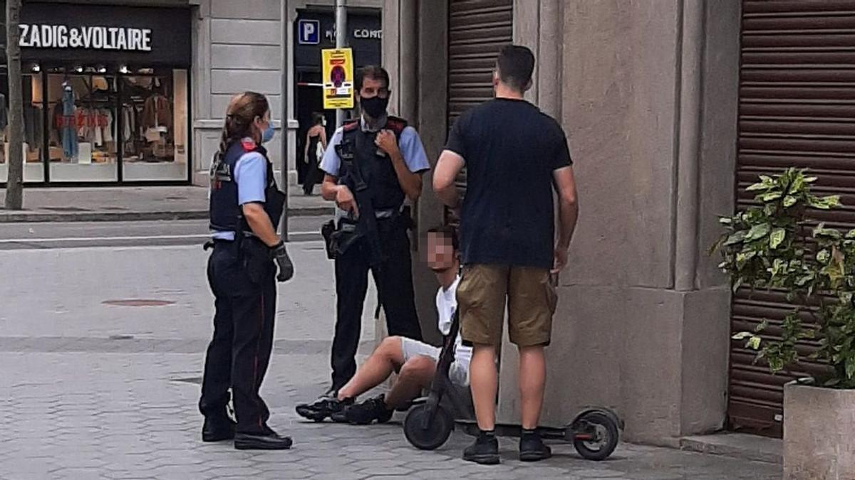 Los agentes custodian al presunto ladrón.