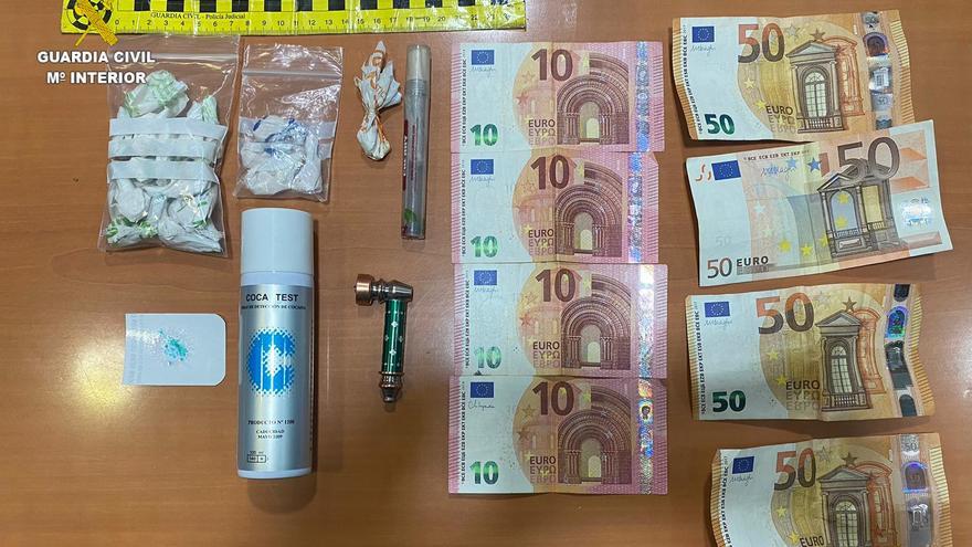 Intentan saltarse un control de la Guardia Civil... y les pillan bolsas de droga camufladas en el coche