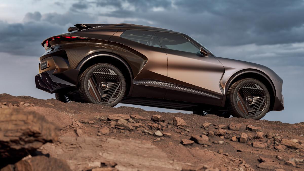 Con el coche en posición elevada, el Tindaya muestra una silueta de SUV coupé con proporciones musculosas y detalles de carbono.