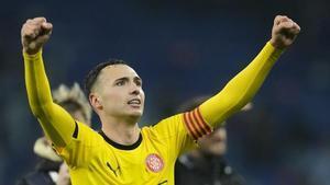 Arnau Martínez celebra la victoria ante el Espanyol, al término del partido de LaLiga entre el RCD Espanyol y Girona FC