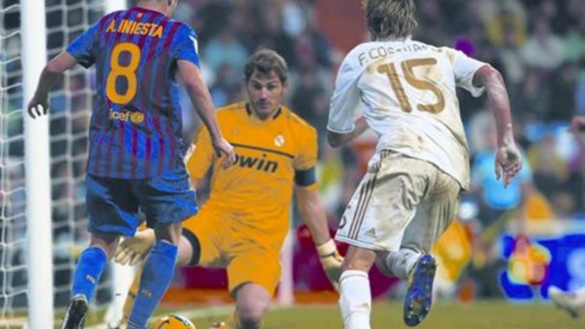 Iniesta intenta batir a Casillas, tras sortear a Coentrao, en el partido del sábado en Madrid.