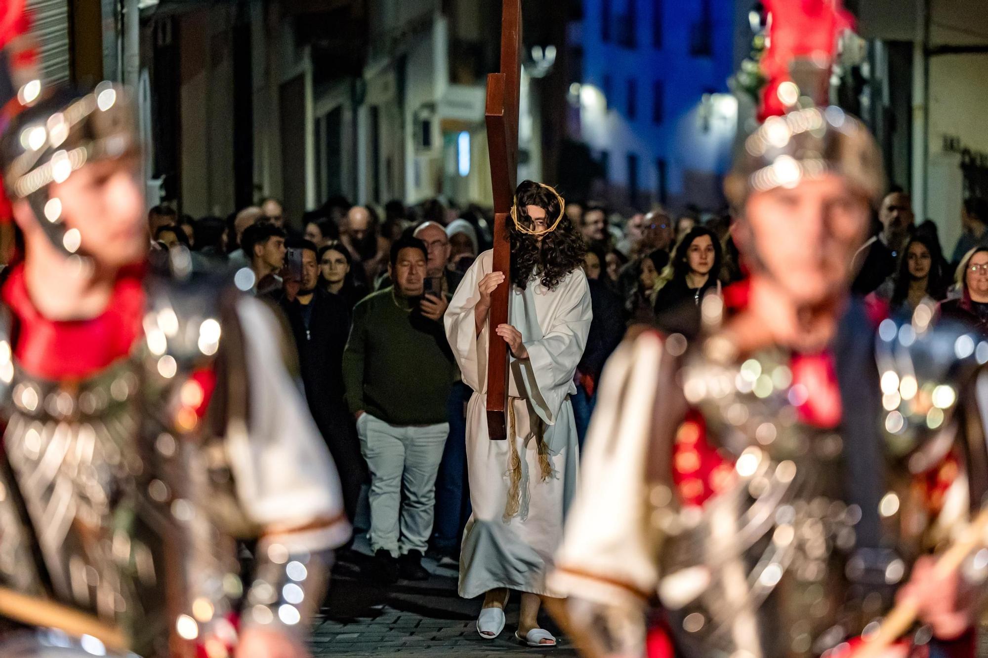Actores y actrices amateurs escenifican “La Passió” de La Nucia en la noche del Jueves Santo