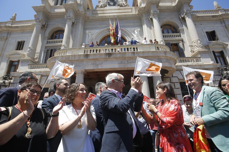 Baño de masas de Ribó y Gómez tras la constitución del ayuntamiento