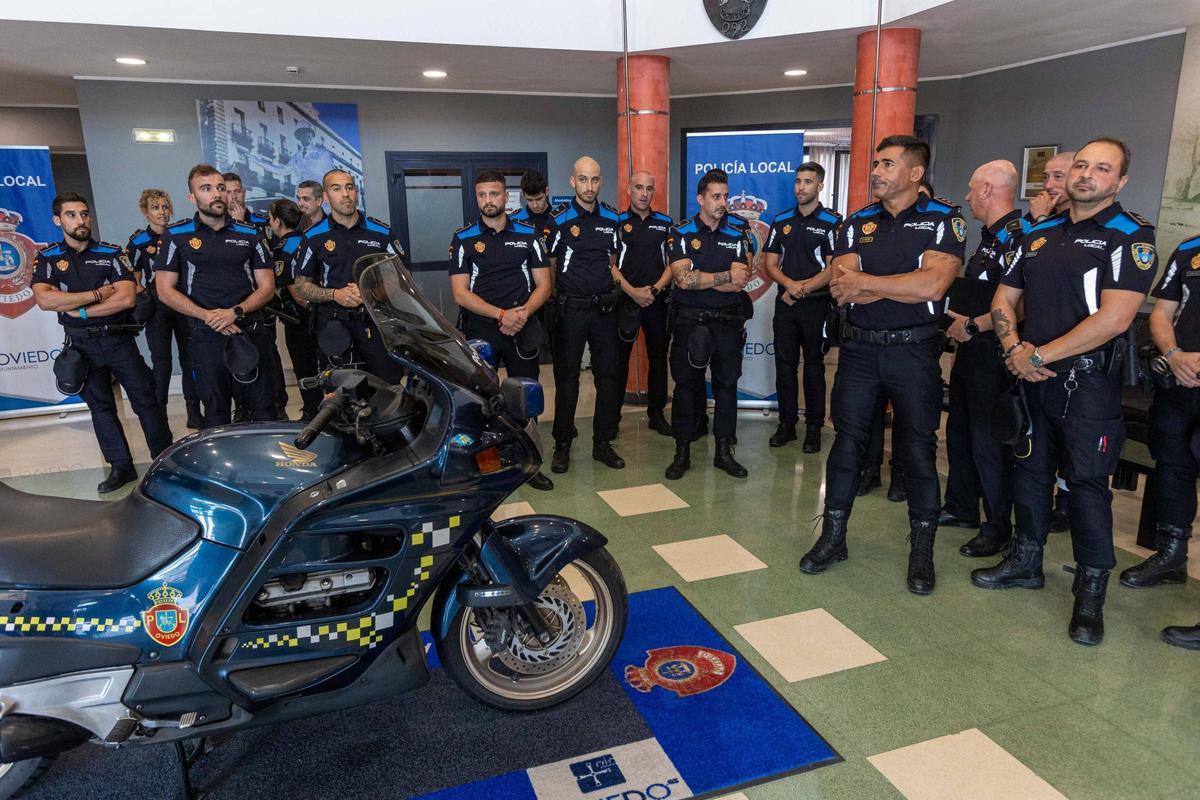 25 nuevos agentes interinos recogen sus acreditaciones policiales tras superar un intenso periodo de prácticas.