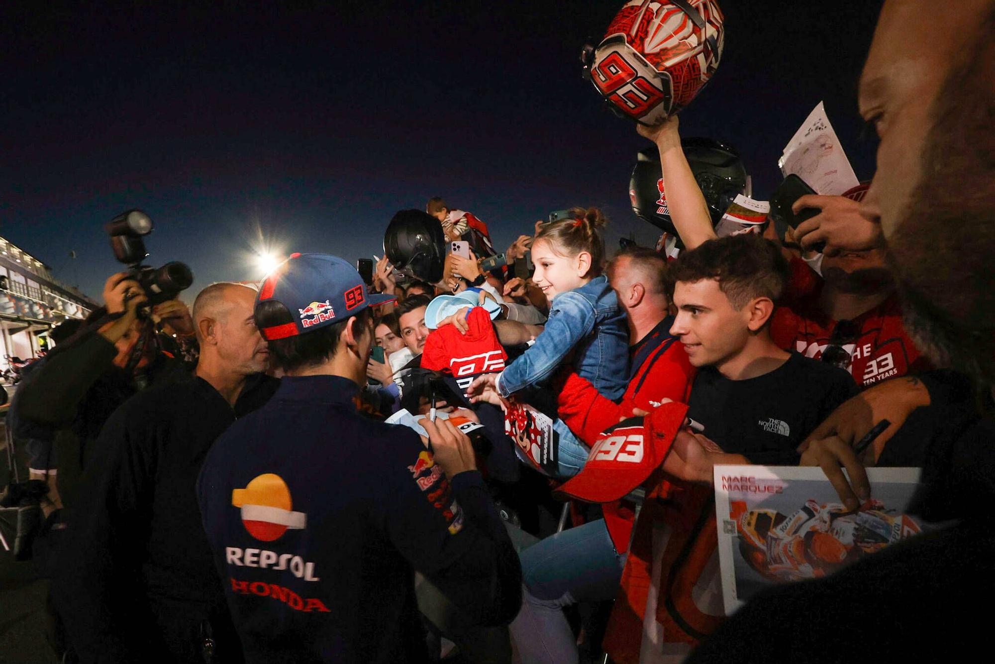 Más de 2.000 aficionados disfrutan del pitwalk con Marc Márquez y los pilotos de MotoGP