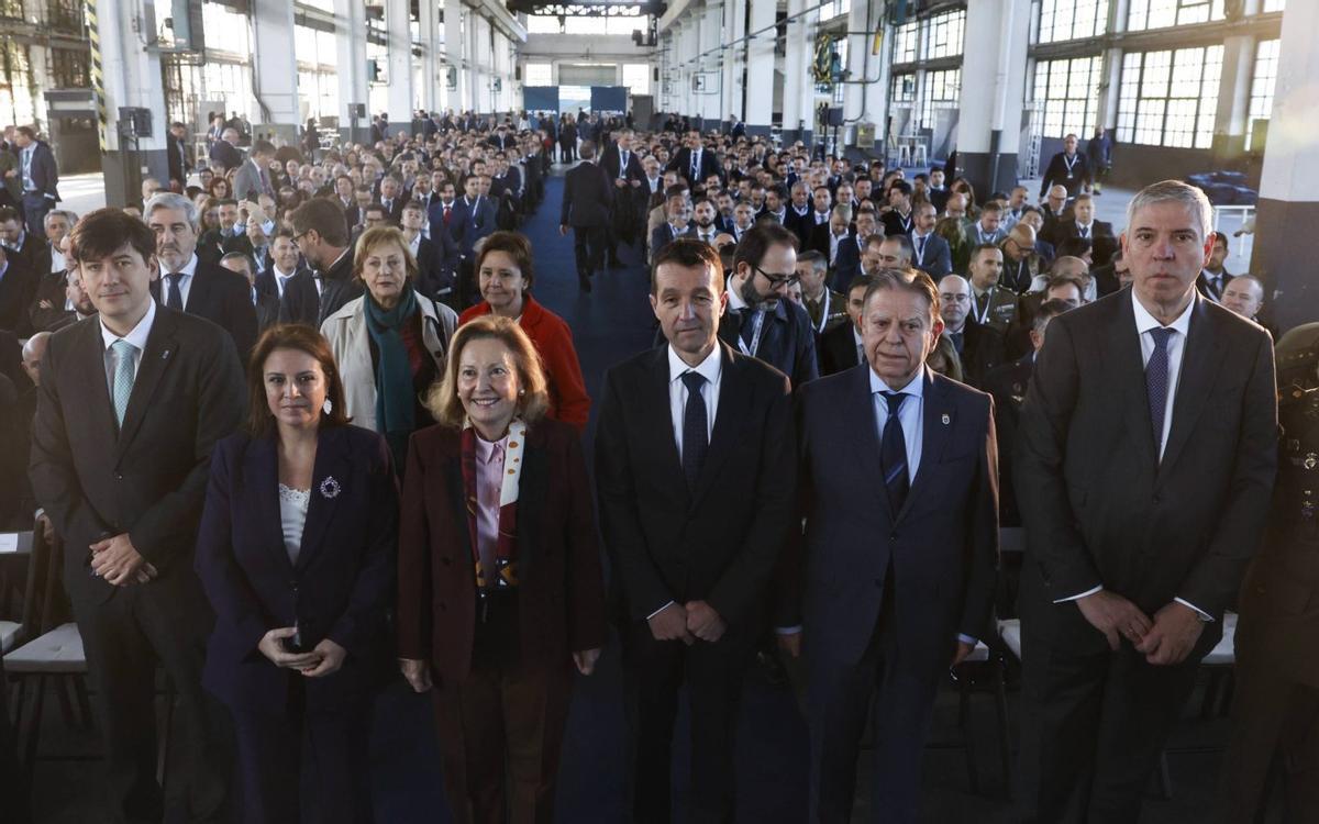 Por la izquierda, en primera fila, Borja Sánchez, consejero de Industria; Adriana Lastra, delegada del Gobierno en Asturias; Amparo Valcarce, secretaria de Estado de Defensa; Ángel Escribano; Alfredo Canteli, alcalde de Oviedo, y José Vicente de los Mozos, CEO de Indra. Detrás, las alcaldesas de Avilés y Gijón, Mariví Monteserín y Carmen Moriyón, el pasado 18 de marzo, en la fábrica de La Vega, en Oviedo.