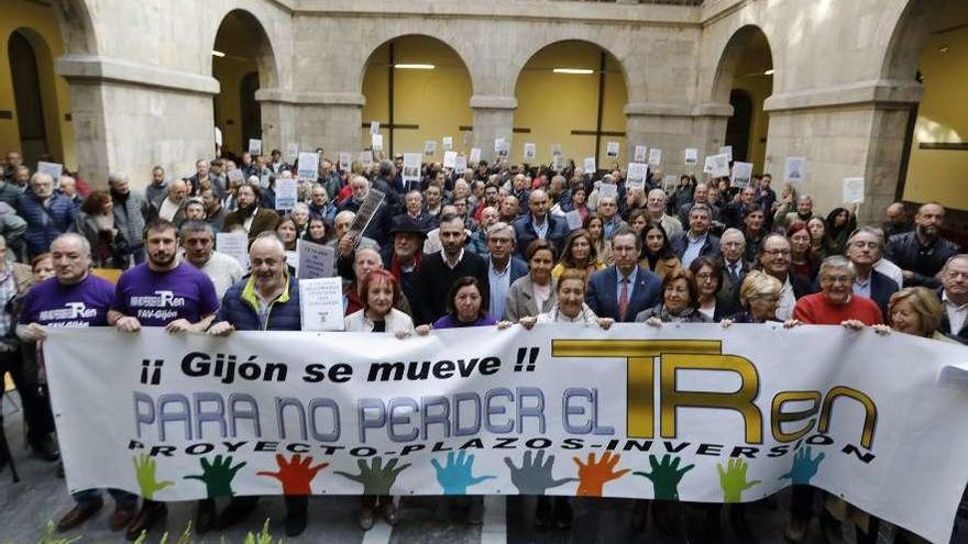 Colectivos vecinales y grupos políticos, tras la pancarta en defensa del plan de vías, en un acto el pasado 31 de octubre.