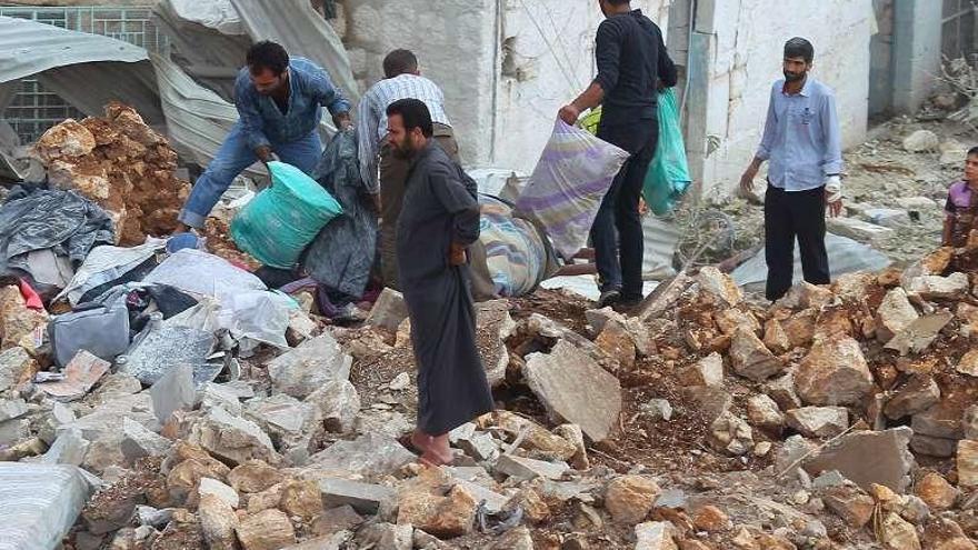 Civiles rebuscan entre ruinas en Alepo tras un ataque ruso. // Reuters