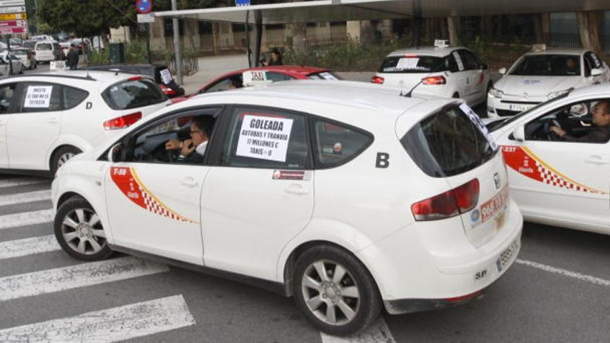 Protesta de taxistas por las calles de Murcia, en una imagen de noviembre de 2014.