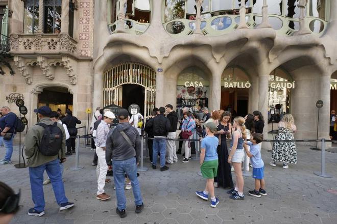 Barcelona exige a la Casa Batlló reubicar las colas de visitantes tras una multa por ocupar la acera en paseo de Gràcia