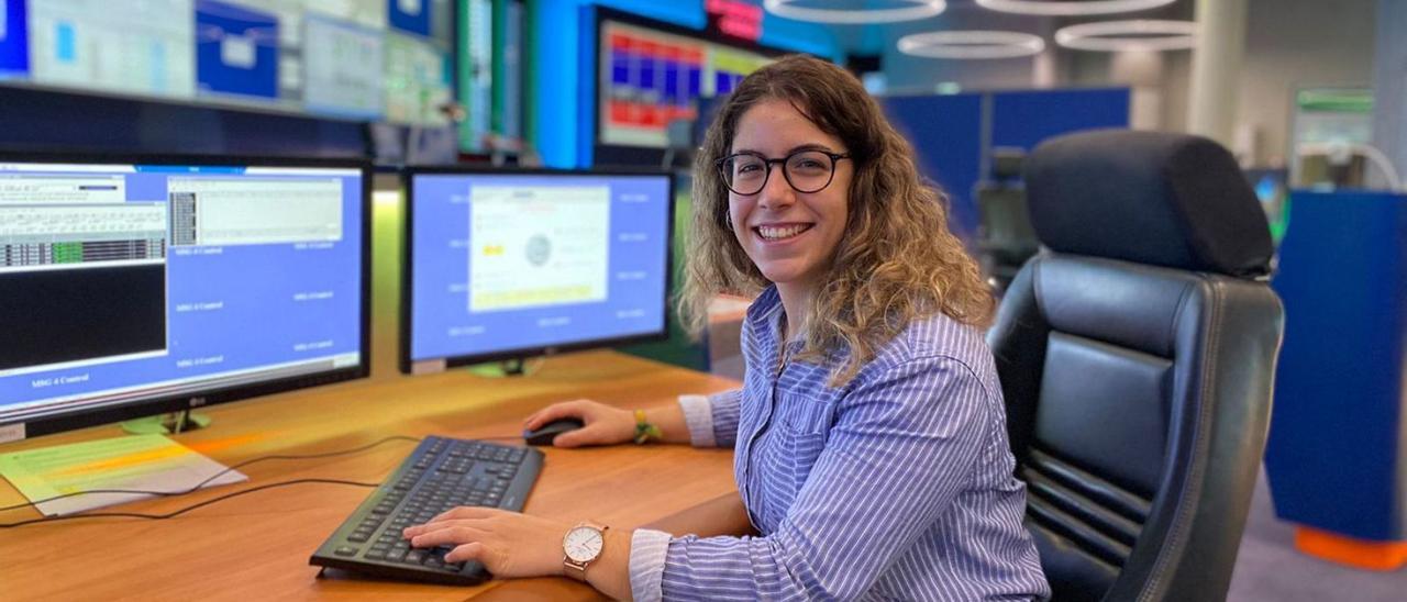 Sara Rodríguez, en la sala de control de la Eumetsat, en Darmstadt, Alemania. |   // FDV