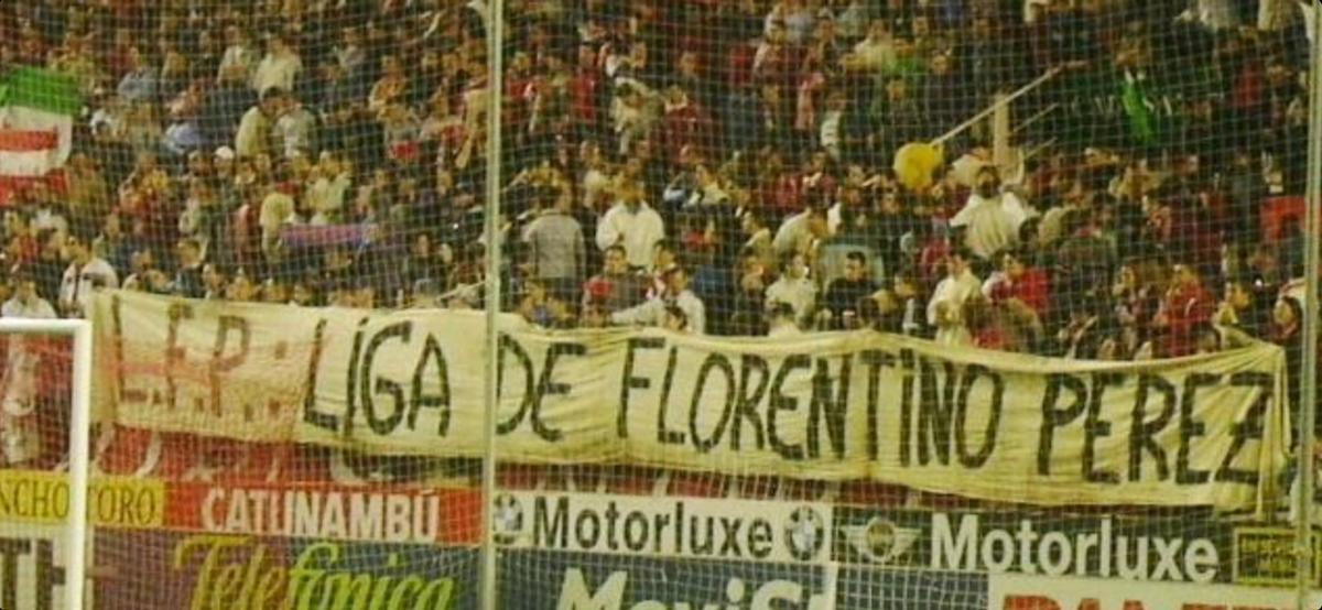 Pancarta del Sevilla en 2006 en contra de Florentino Pérez