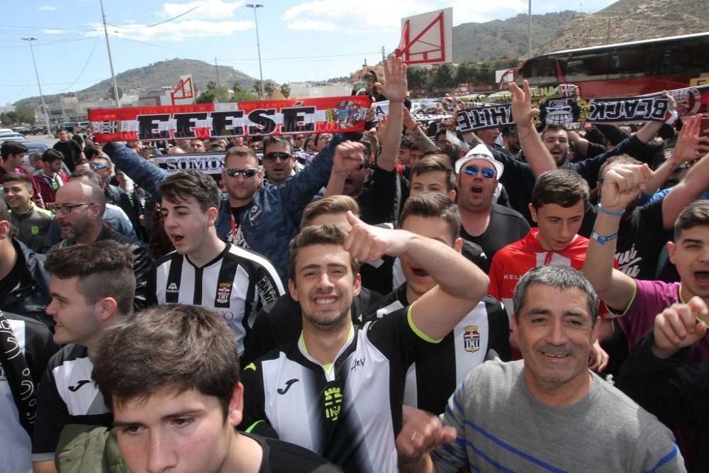 Salida de los jugadores y las peñas del FC Cartagena hacia Murcia para el derbi