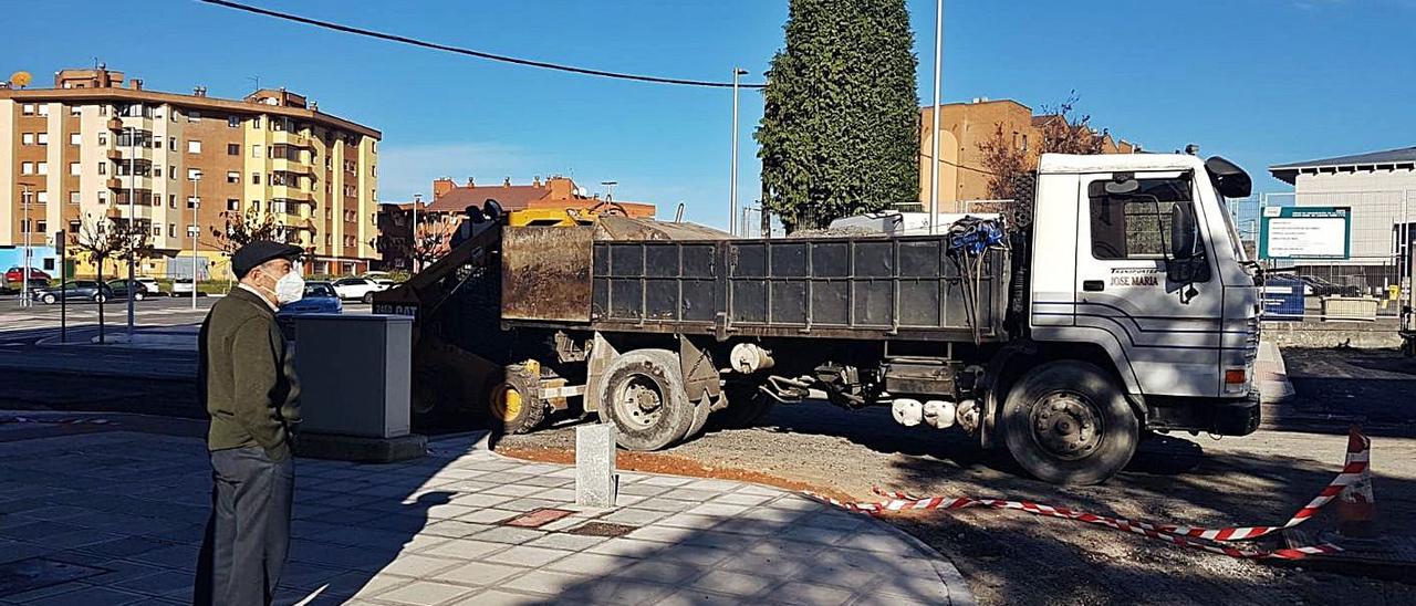 José Manuel García Llana, observando ayer las obras de la calle Santa Isabel. | Paula Fernández