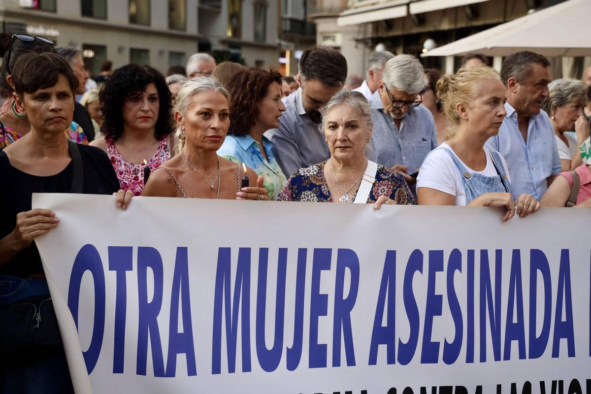 MLG 23-07-2026.-Concentración en contra de la violencia de género, donde han asesinado dos mujeres en Málaga, en menos de 24 horas