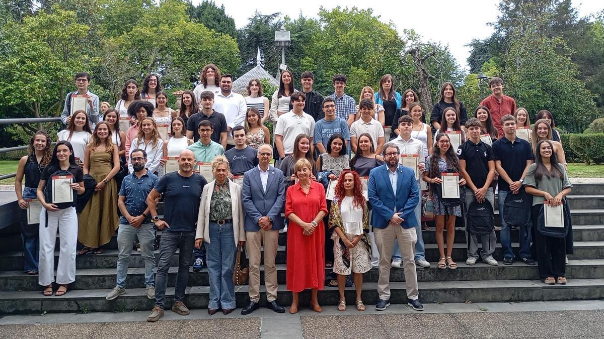 Foto de familia de los homenajeados con miembros de la Corporación municipal.