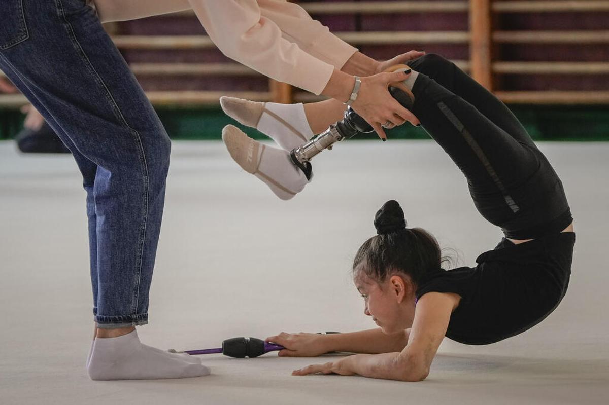 Oleksandra Paskal, gimnasta ucraniana de ocho años con una pierna ortopédica tras sufrir un ataque de misiles rusos en Odesa.