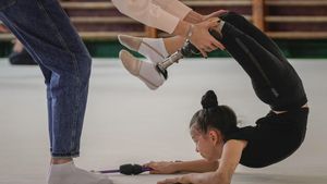 Oleksandra Paskal, gimnasta ucraniana de ocho años con una pierna ortopédica tras sufrir un ataque de misiles rusos en Odesa.