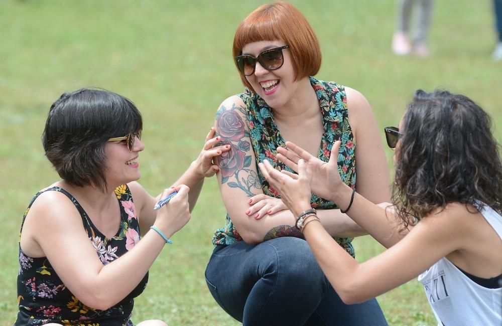 El festival congregó ayer en A Illa das Esculturas a miles de personas para disfrutar de buena comida y la música de bandas como Novedades Carminha o Terbutalina