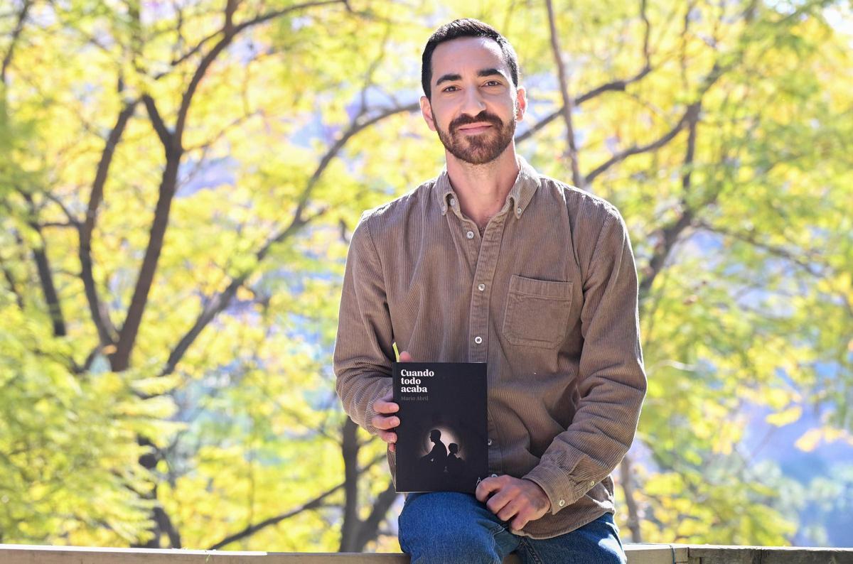 El periodista y escritor Mario Abril junto a su obra