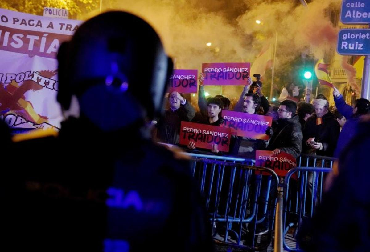 Madrid. 7-11-23. Concentración en la sede del PSOE