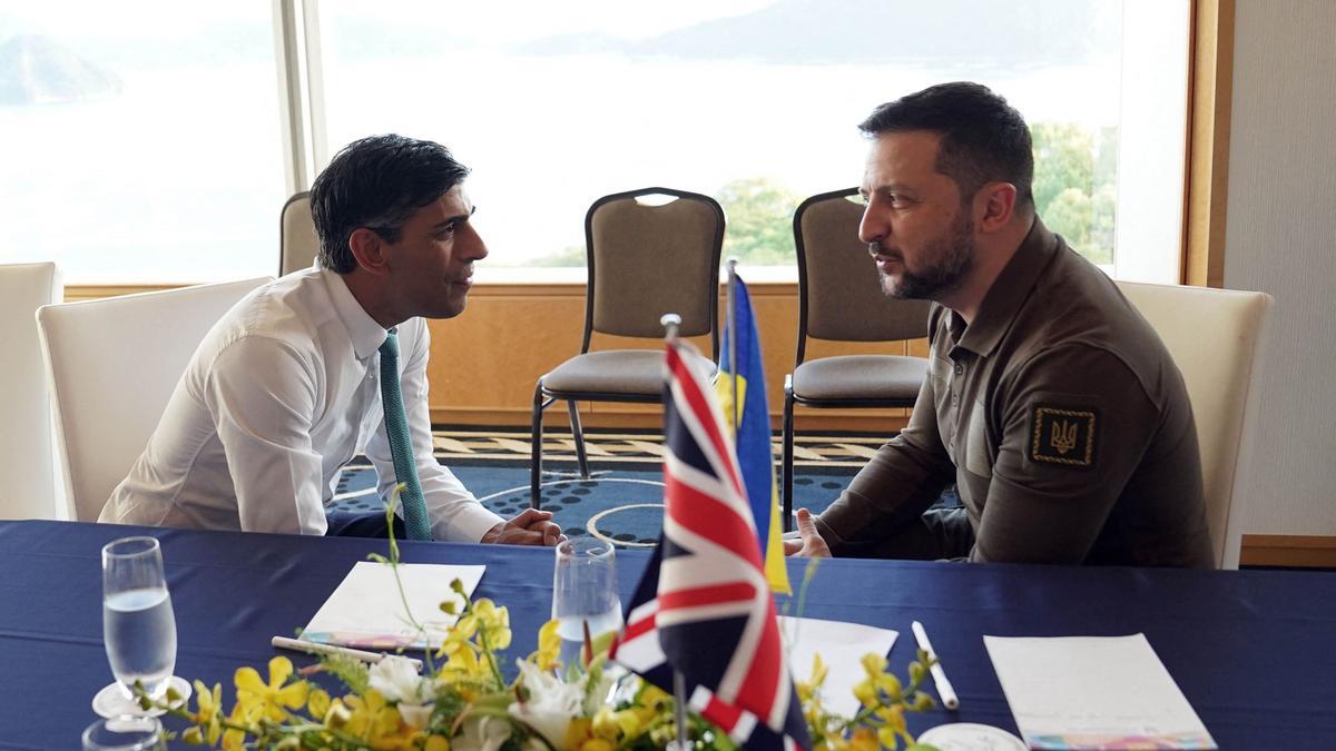 El primer ministro británico Rishi Sunak conversa con el presidente de Ucrania Volodymyr Zelensky en el Grand Prince Hotel, durante el encuentro del G7 Summit en Hiroshima