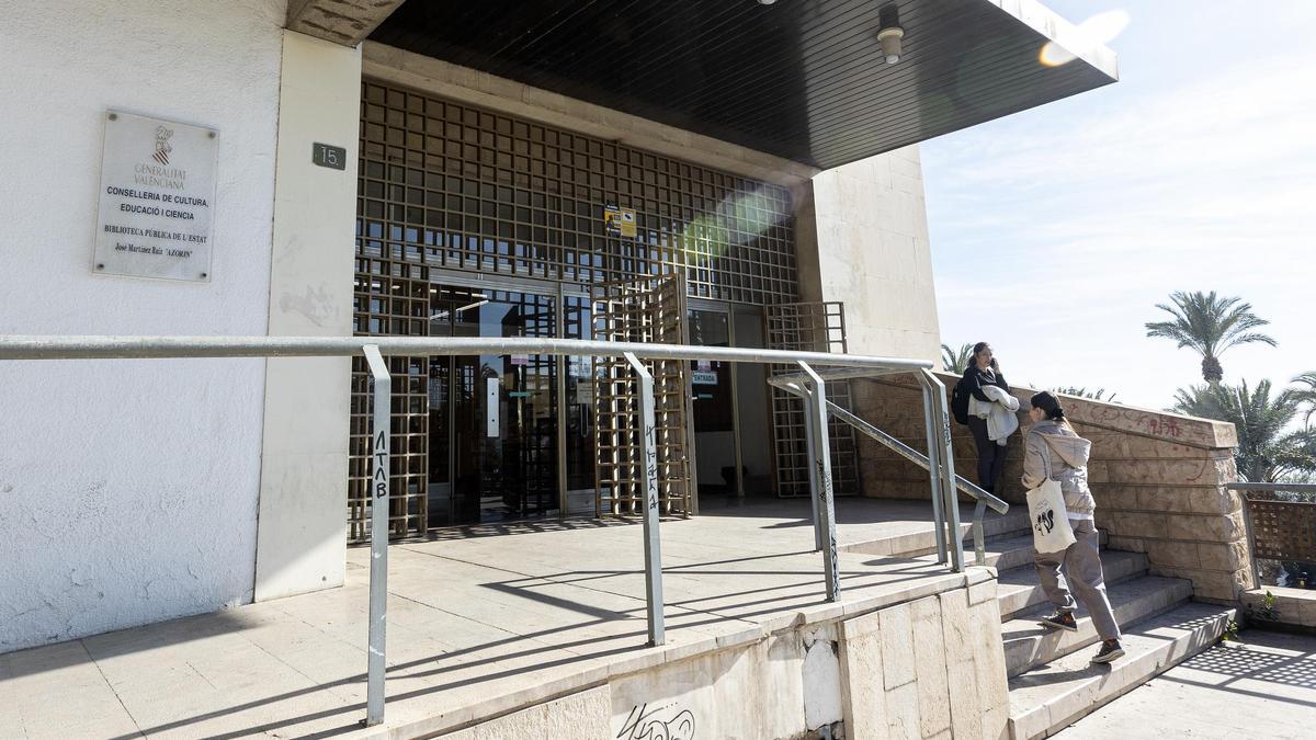 Puerta principal de la Biblioteca Azorín de Alicante, ubicada en el Paseíto Ramiro / Alex Domínguez