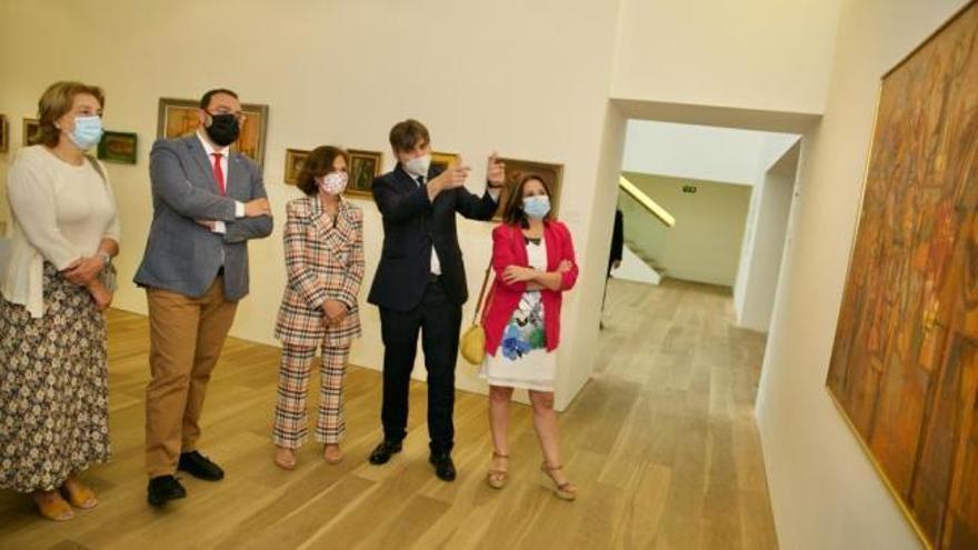 Carmen Calvo "emocionada" en la visita a la exposición de Orlando Pelayo en el Bellas Artes